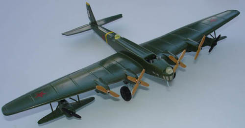  # zhopa052            Zveno TB-3 bomber with two I-16 fighters 1