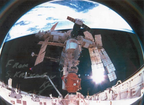  # iph700            STS-74-MIR photo signed-notared by S.Krikalev 1
