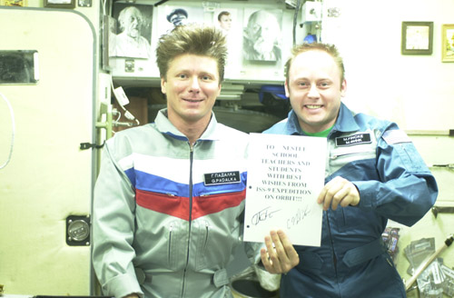  # ci292            ISS-9 crew Greeting from the board 1