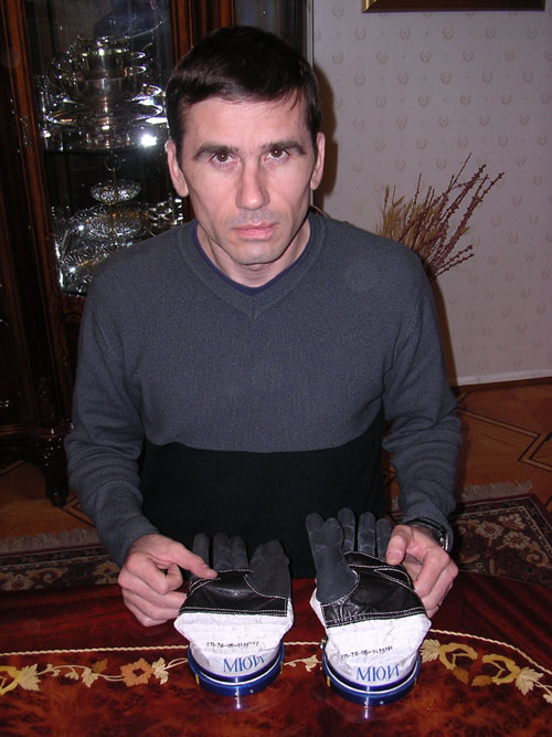  # ma101            Soyuz TMA-2 flown Sokol gloves and headset he 1