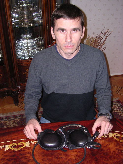  # ma101            Soyuz TMA-2 flown Sokol gloves and headset he 2