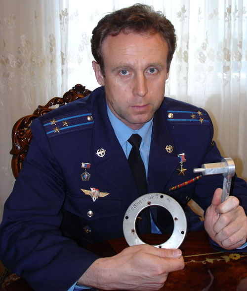  # mir700            Soyuz engine ring and hatch opener 3