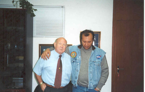  # ic140 Photos with a friend-cosmonaut Alexei Leonov in his Alfa-bank office in Moscow.September 1991 2
