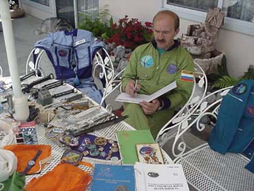  # ic780            Soyuz TM-16/MIR engineer A.Poleshuk in my home 1