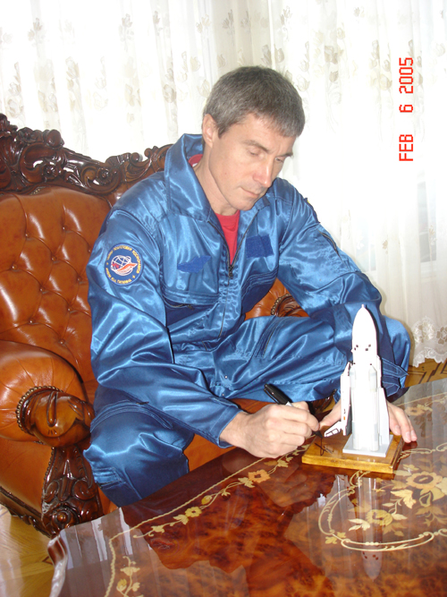  # sm490            Cosmonaut Krikalev autographed Energia-Buran model 4