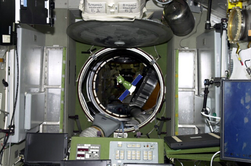  # sm011            Soyuz model flying on board ISS 4