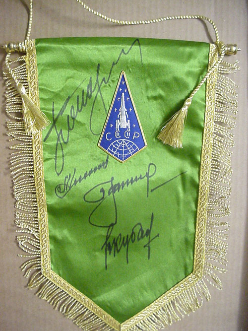  # pnt100            Vostok-3/4 and ASTP cosmonauts signed pennant 1