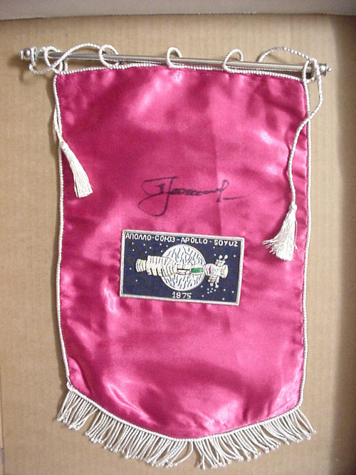  # pnt108            ASTP commemorative pennants autographed by Soviet Soyuz-19 commander A.Leonov 4