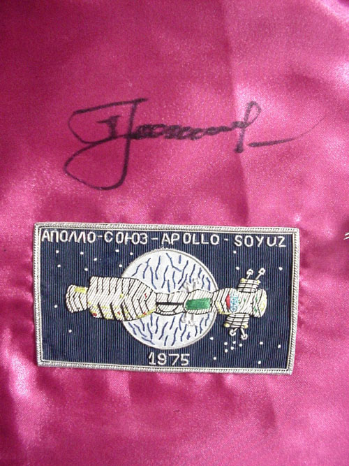  # pnt108            ASTP commemorative pennants autographed by Soviet Soyuz-19 commander A.Leonov 5