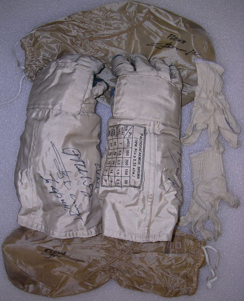  # h050a            EVA-1 ISS-3 Orlan-M gloves of Dezhurov 1