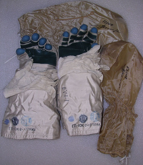  # h050a            EVA-1 ISS-3 Orlan-M gloves of Dezhurov 2
