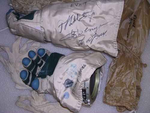  # h050a            EVA-1 ISS-3 Orlan-M gloves of Dezhurov 3