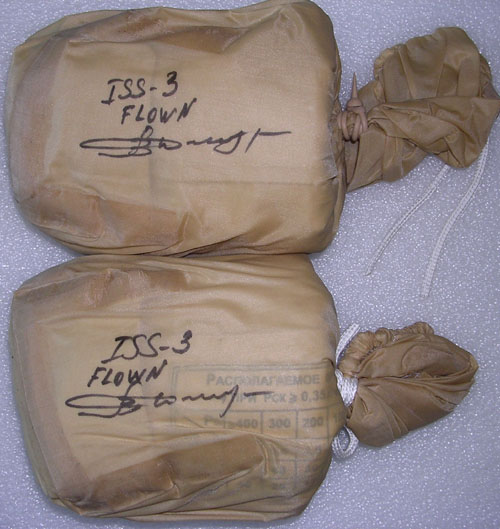  # h050a            EVA-1 ISS-3 Orlan-M gloves of Dezhurov 4