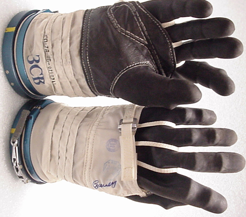  # h057            Soyuz TMA-1/Soyuz TM-34 ISS gloves of Sergei Z 4