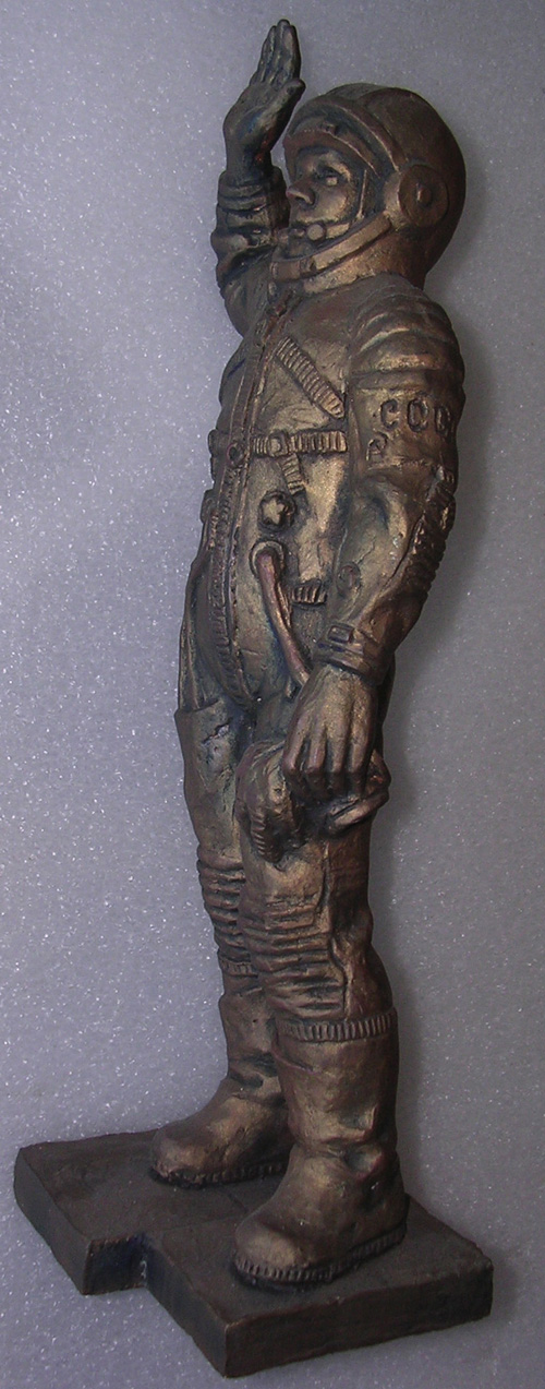  # sscp099            Statue of a Cosmonaut 2